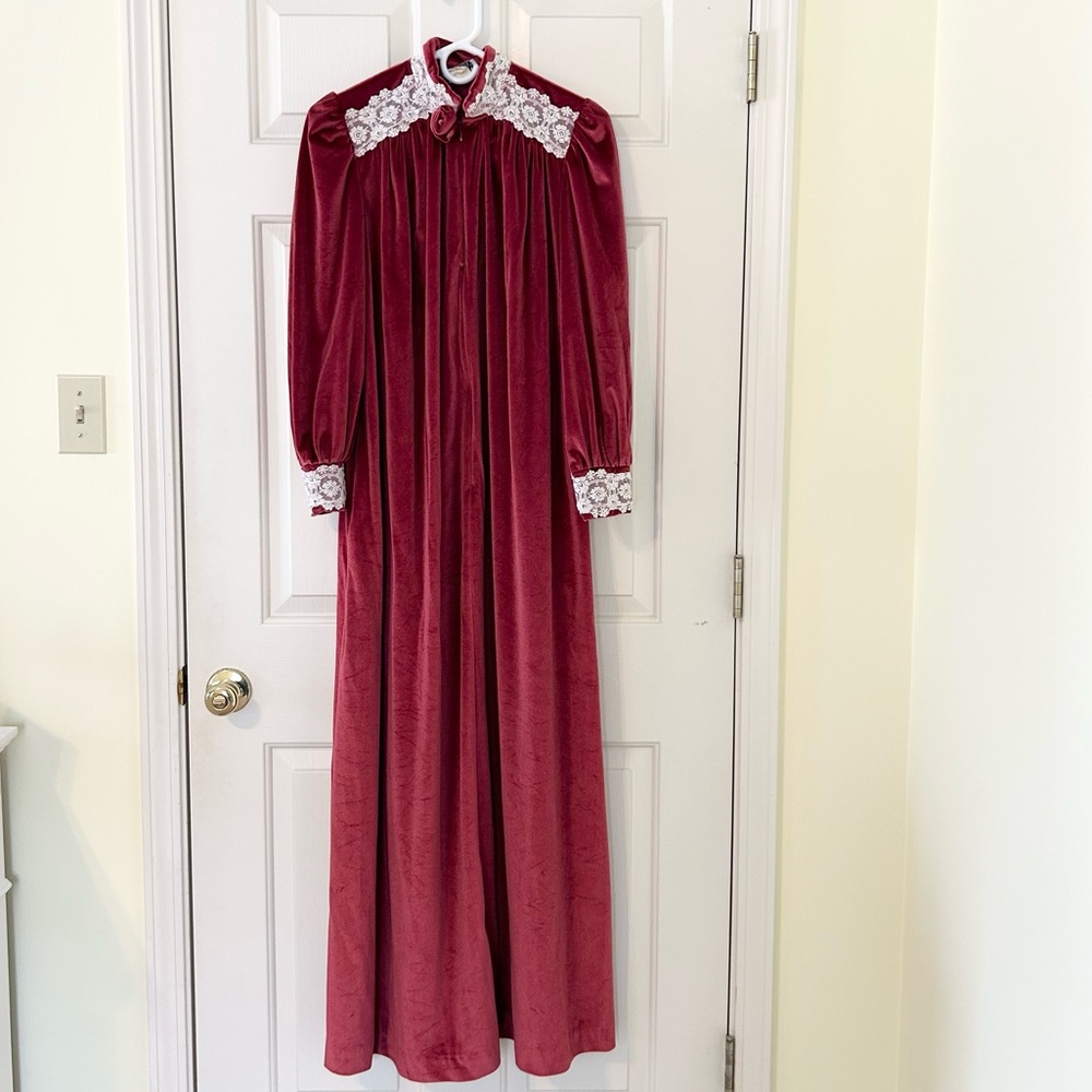 Vintage red Velour Gilligan O’Malley robe small